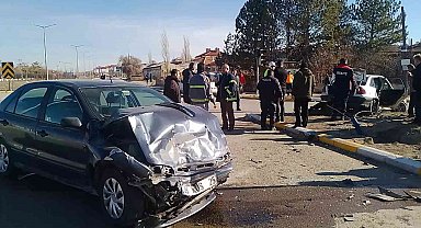 Sivas'ta iki otomobil çarpıştı: 4 yaralı