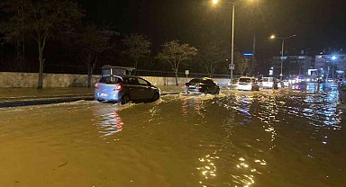 Sivas'ta patlayan su sorusu caddeyi göle çevirdi, araçlar suya gömüldü