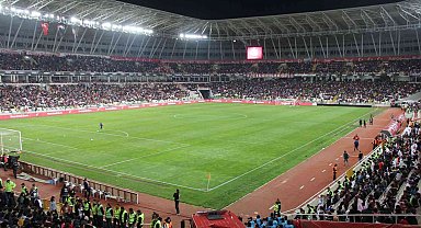 Sivassporlu taraftarlardan stadyum tepkisi!