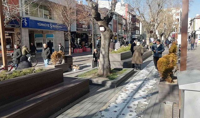 Soğuğa rağmen güneşin tadını çıkardılar