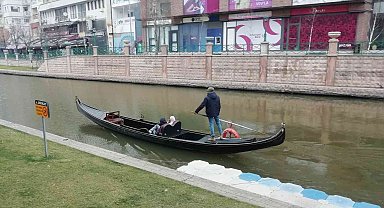Soğuk havada bile gondola biniyorlar