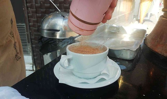 Soğuk havalarda sıcacık salep içleri ısıtıyor
