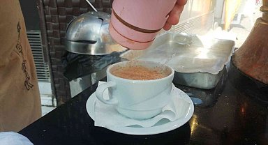 Soğuk havalarda sıcacık salep içleri ısıtıyor