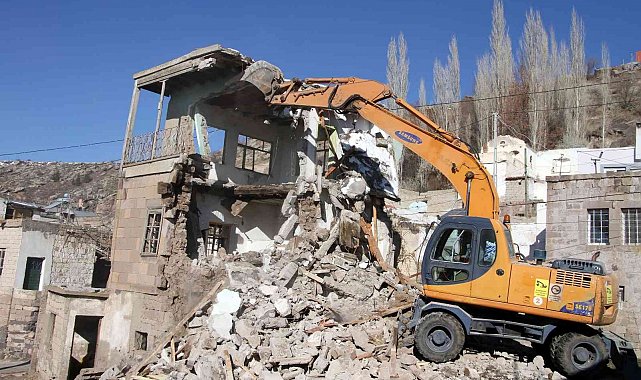 Talas kırsalında metruk binalar yıkılıyor