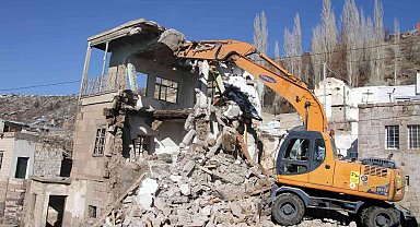 Talas kırsalında metruk binalar yıkılıyor
