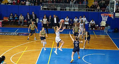 Tarsus Belediyesi Kadın Basketbol Takımı evinde Fenerbahçe'yi yendi