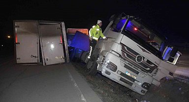 Tekel ve alkol ürünleri taşıyan tır devrildi: Alkollü sürücünün ehliyetine el konuldu