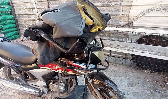 Ters yönde giden otomobil motosikleti biçti