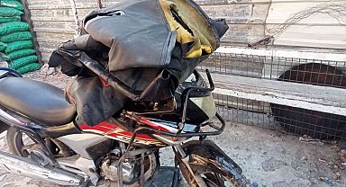 Ters yönde giden otomobil motosikleti biçti