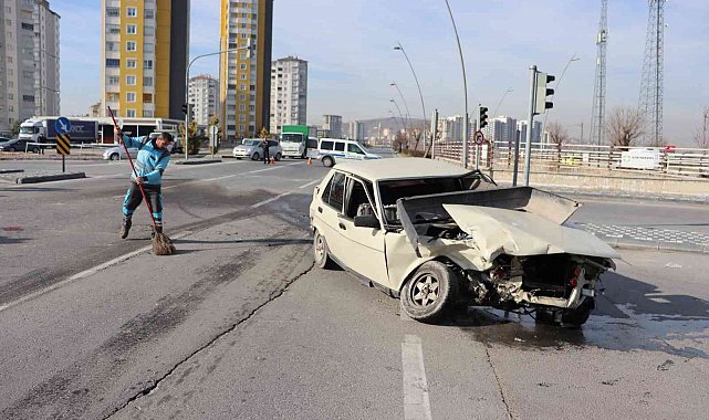 Ticari araçla çarpışan otomobil perte çıktı: 2 yaralı