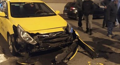 Ticari taksiyle çarpışan motosikletin sürücüsü yaralandı