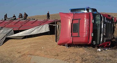Tır devrildi, tonlarca buğday etrafa saçıldı: 1 yaralı