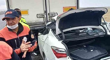 Tıra arkadan çarpan otomobil sürücüsü hayatını kaybetti