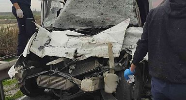 Tıra arkadan çarpan sürücü yaralı kurtuldu