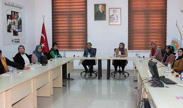 Toroslar'da çocuklar atölyede, aileler eğitimde