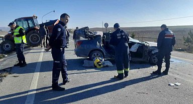 Traktörle otomobil çarpıştı, 3 kişi yaralandı