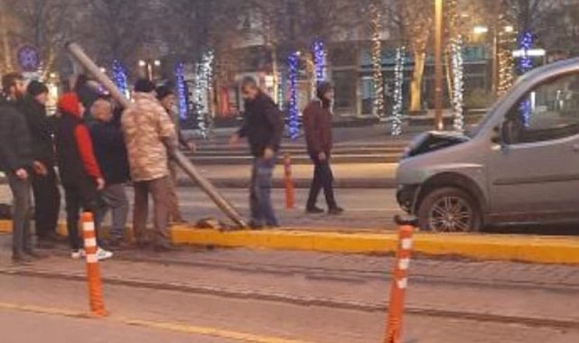 Tramvay yolundaki direğe çarptı, seferler aksadı