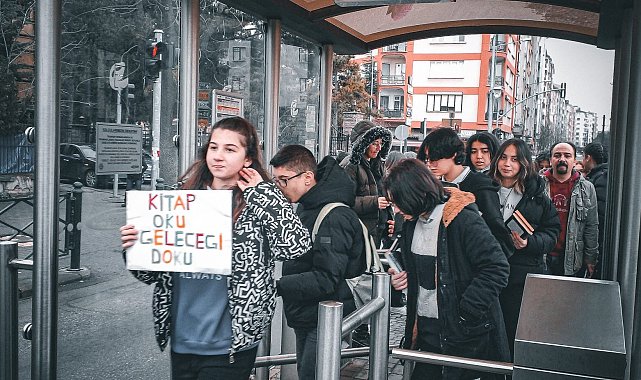 Tramvayda kitap okuma etkinliği