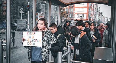 Tramvayda kitap okuma etkinliği
