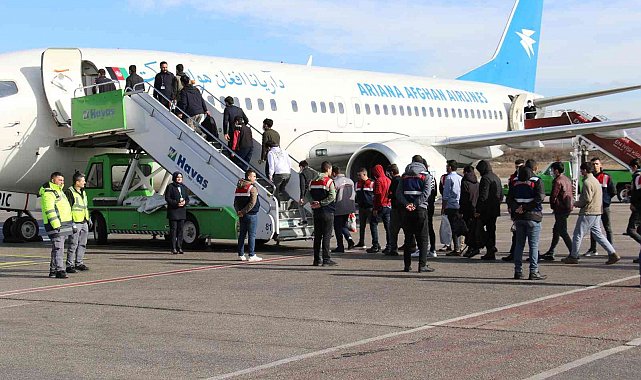 Türkiye'ye yasa dışı yollarla giren Afganistan uyruklu 139 kaçak göçmen sınır dışı edildi