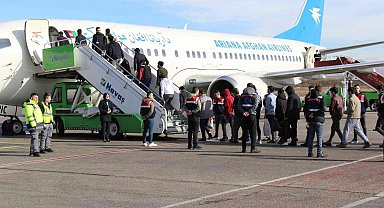 Türkiye'ye yasa dışı yollarla giren Afganistan uyruklu 139 kaçak göçmen sınır dışı edildi