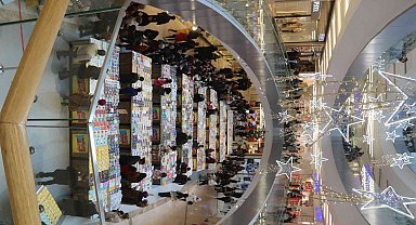 Ünlü yazardan imza alabilmek için uzun kuyruklar oluşturdular