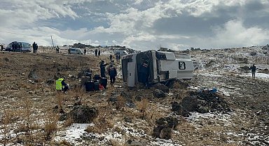 Uruguaylı turistleri taşıyan midibüs şarampole devrildi: 14 yaralı