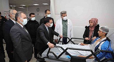 Vali Çiçek'ten otobüs kazasında yaralanan vatandaşlara ziyaret