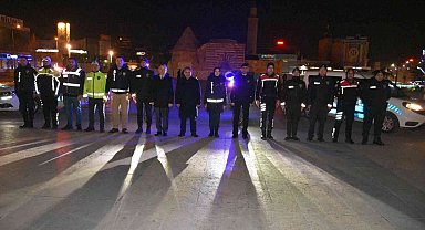 Vali Mete Buhara, yılbaşını çalışanlarla geçirdi