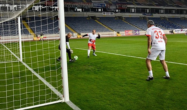 Vali Pehlivan, futbol müsabakasına katıldı