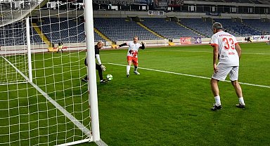 Vali Pehlivan, futbol müsabakasına katıldı