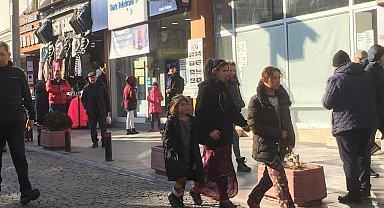Vatandaşlardan para dilenerek yol boyunca takip ediyorlar