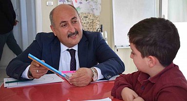 Yahşihan'da vatandaşlara okuma kitabı dağıtıldı