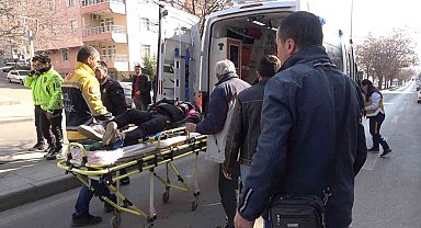 Yan yatan motosikletten yola savrulan kurye yaralandı