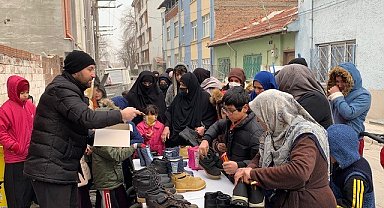 Yardımsever imam mahalledeki çocuklara umut oldu