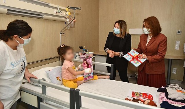 Yıldız Pehlivan, hastanede tedavisi süren çocukları sevindirdi