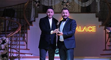 Yılın En İyi Kuaförü ödülünü verdi