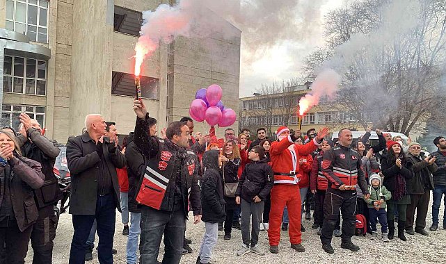 Yılın son gününü tedavi gören çocuklarla geçirdiler