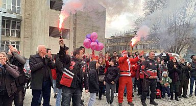Yılın son gününü tedavi gören çocuklarla geçirdiler