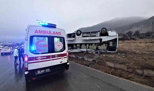 Yoldan çıkan işçi servisi takla attı: 1'i ağır 22 yaralı