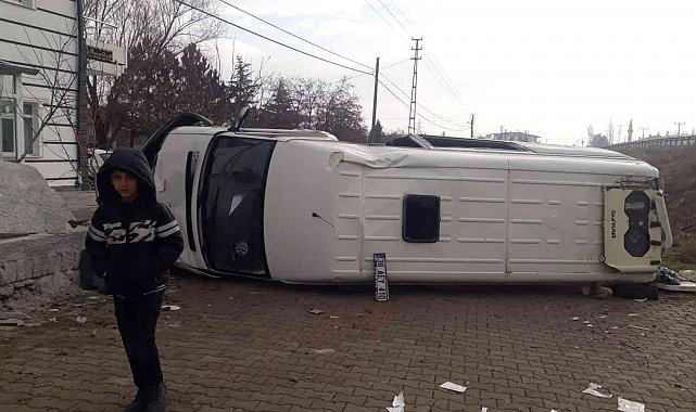 Yoldan çıkan minibüs evin duvarına çarptı: 1 ölü, 1'i ağır 5 yaralı