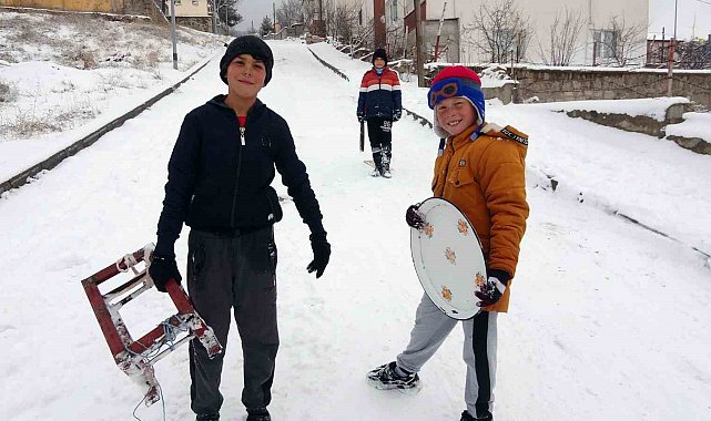Yozgat'ta karın keyfini çocuklar kızakla kayarak çıkardı