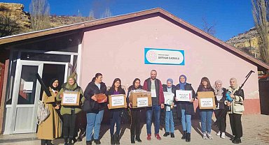 Yurt öğrencileri el emekleri ile gönülleri ısıttı