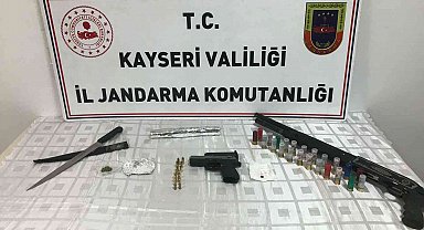 Zehir taciri jandarmadan kaçamadı