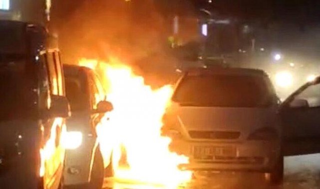 Alev alan aracını yol kenarına çekince, park halindeki otomobili de yaktı