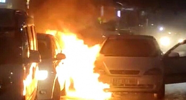 Alev alan aracını yol kenarına çekince, park halindeki otomobili de yaktı
