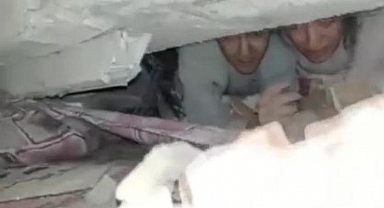 Depremde yıkılan binanın enkazının altında kaldı! O konuşma anbean kamerada: