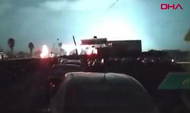 Hatay'daki deprem karavan kamerasından böyle görüntülendi! Yer yerinden oynadı, gökyüzü parladı