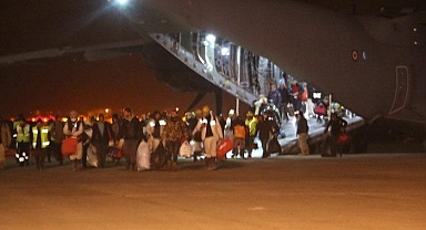 Kazma ve küreklerle deprem bölgesine koşmuşlardı! Zonguldaklı madenciler havalimanında böyle karşılandı: Kahramanlar hoş geldiniz