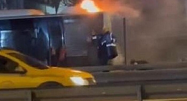 Son dakika: Bakırköy'de metrobüste yangın çıktı! Seferlerde aksama yaşandı